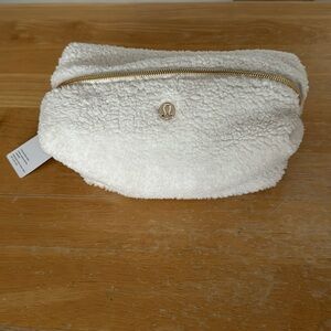 LULUMEMON FEELING READY FLEECE POUCH NWT